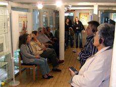Ausstellungsbesucher mit guidePORT™-Geräten