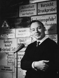 HH vor einer Schilderwand
